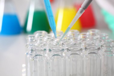 Kimyasal laboratuvar plastik ambalaj laboratuvar asistanı kız testi