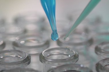 Kimyasal laboratuvar plastik ambalaj laboratuvar asistanı kız testi