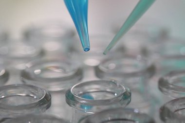 Kimyasal laboratuvar plastik ambalaj laboratuvar asistanı kız testi