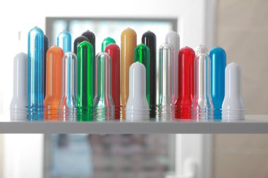 Kimyasal laboratuvar plastik ambalaj laboratuvar asistanı kız testi