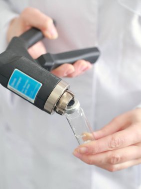 Kimyasal laboratuvar plastik ambalaj laboratuvar asistanı kız testi