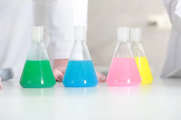 Χημική Εργαστηριακή Πλαστική Συσκευασία Εργαστηριακή Βοηθός Κορίτσι Δοκιμή — Φωτογραφία Αρχείου