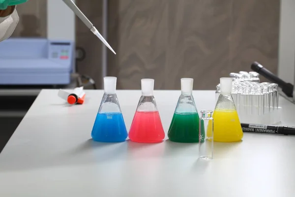 Chemielabor Kunststoffverpackung Laborantin Mädchen Testen — Stockfoto