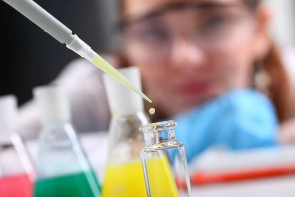 Laboratório Químico Plástico Embalagem Laboratório Assistente Menina Testes — Fotografia de Stock