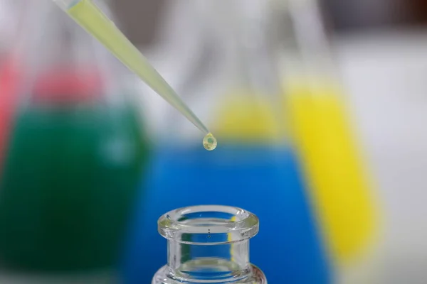 Laboratório Químico Plástico Embalagem Laboratório Assistente Menina Testes — Fotografia de Stock