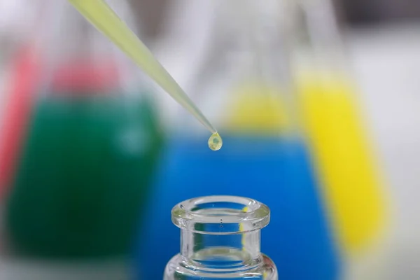 Laboratório Químico Plástico Embalagem Laboratório Assistente Menina Testes — Fotografia de Stock