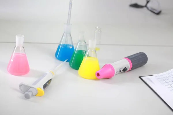 Χημική Εργαστηριακή Πλαστική Συσκευασία Εργαστηριακή Βοηθός Κορίτσι Δοκιμή — Φωτογραφία Αρχείου