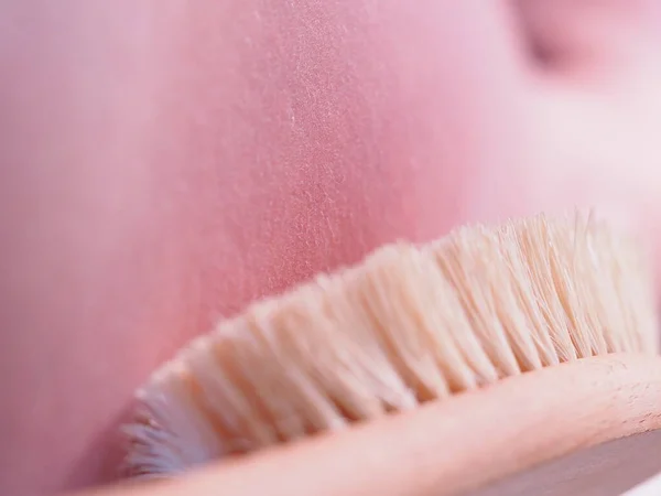 Mujer Haciendo Masaje Celulitis Con Cepillo Casa —  Fotos de Stock