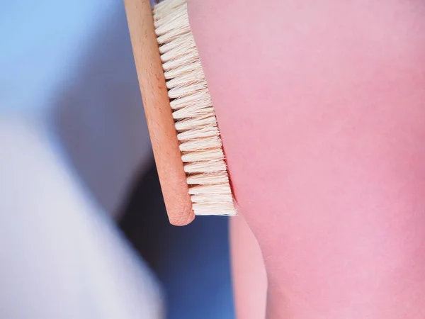 Mulher Fazendo Massagem Celulite Com Pincel Casa — Fotografia de Stock