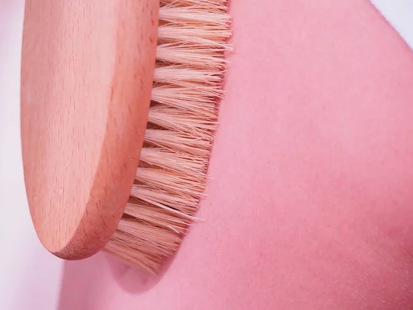 Kvinna Som Gör Celluliter Massage Med Borste Hemma — Stockfoto