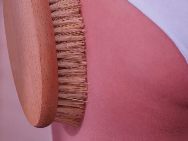 Femme Faisant Massage Cellulite Avec Une Brosse Maison — Photo