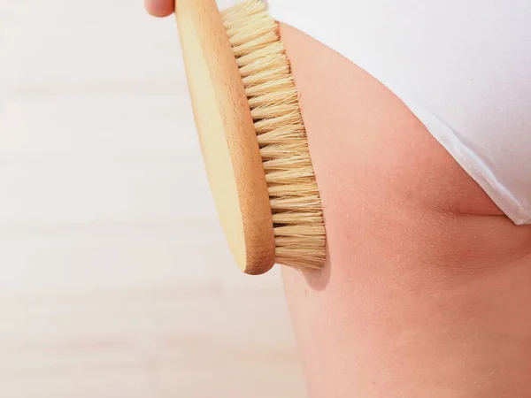 Mujer Haciendo Masaje Celulitis Con Cepillo Casa —  Fotos de Stock