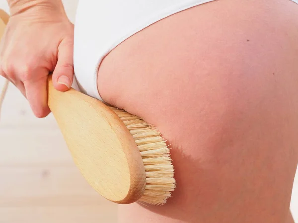 Mujer Haciendo Masaje Celulitis Con Cepillo Casa —  Fotos de Stock