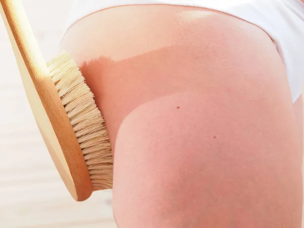 Mujer Haciendo Masaje Celulitis Con Cepillo Casa —  Fotos de Stock