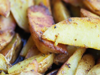 Tereyağında pişirilmiş patates dilimleri kekik salamura ve köri ile.