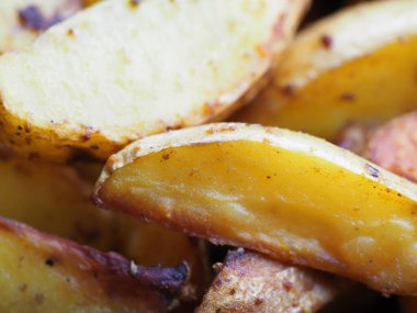 Tereyağında pişirilmiş patates dilimleri kekik salamura ve köri ile.