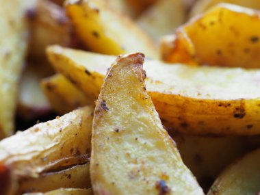 Tereyağında pişirilmiş patates dilimleri kekik salamura ve köri ile.