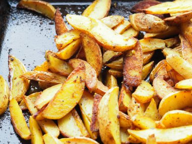 Tereyağında pişirilmiş patates dilimleri kekik salamura ve köri ile.