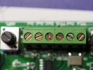 Frekans sinyal jeneratörü mikro devre ana kartı ile kontakt .belarus, minsk, 2021