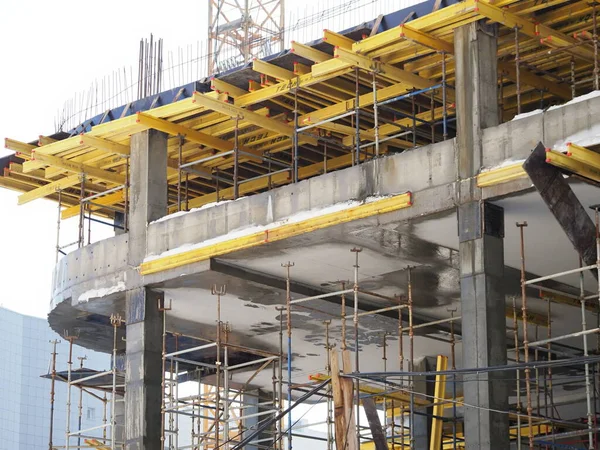 Desarrollo Urbano Obra Invierno Durante Día Trabajadores Uniformados Preparan Andamio — Foto de Stock