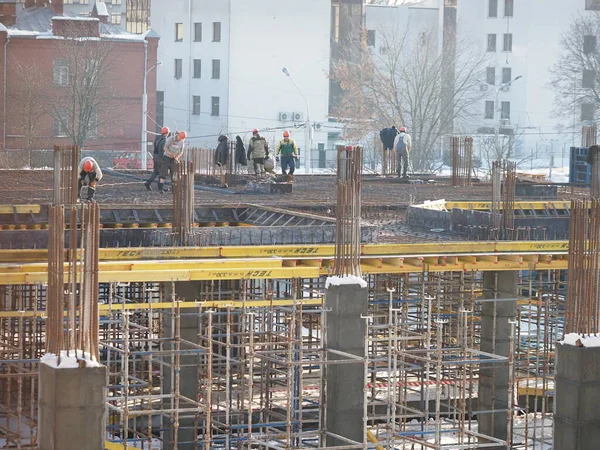 Desarrollo Urbano Obra Invierno Durante Día Trabajadores Uniformados Preparan Andamio —  Fotos de Stock