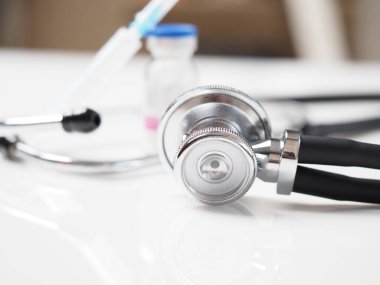 Şişe aşısı ve şırınga. ilaç steteskobu