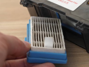 Robot elektrik süpürgesinde kirli toz filtresi