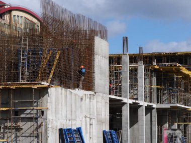 Belarus, Minsk, 2021 inşaat alanı modern beton bina. Duvarlardaki çalışmalar.