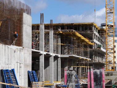 Belarus, Minsk, 2021 inşaat alanı modern beton bina. Duvarlardaki çalışmalar.