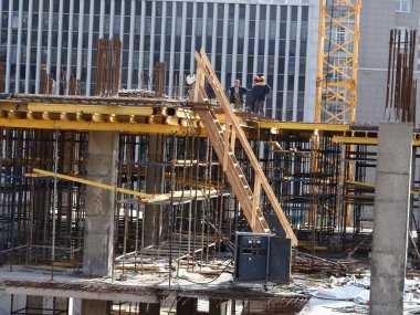 Belarus, Minsk, 2021 inşaat alanı modern beton bina. Duvarlardaki çalışmalar.