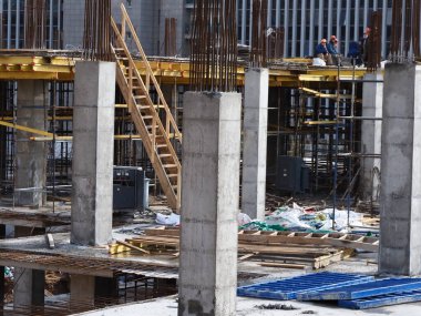 Belarus, Minsk, 2021 inşaat alanı modern beton bina. Duvarlardaki çalışmalar.