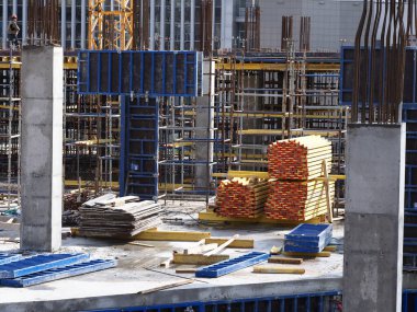 Belarus, Minsk, 2021 inşaat alanı modern beton bina. Duvarlardaki çalışmalar.