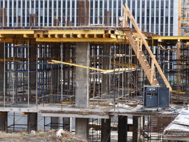 Belarus, Minsk, 2021 inşaat alanı modern beton bina. Duvarlardaki çalışmalar.