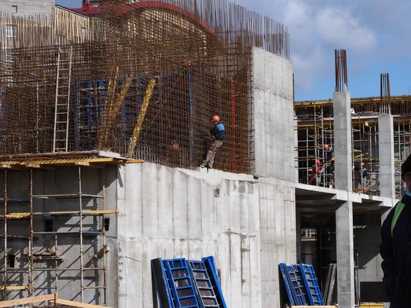 白俄罗斯 明斯克 2021年 建筑工地现代混凝土建筑 墙上的模板 — 图库照片