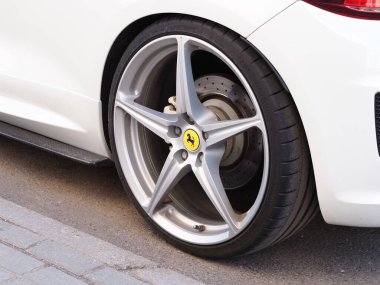 Belarus, Minsk, 2021. Araç tekerleği dikkat çekmiyor.