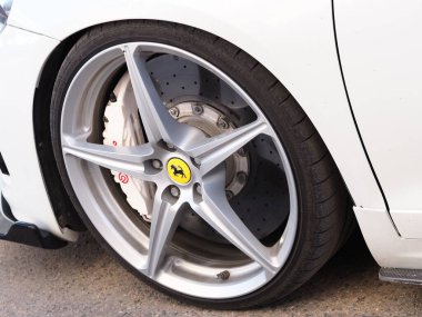 Belarus, Minsk, 2021. Araç tekerleği dikkat çekmiyor.