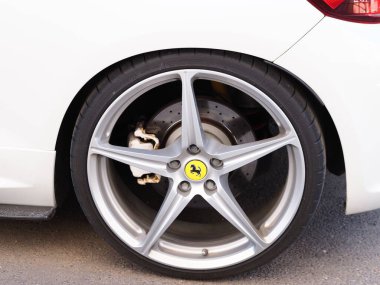 Belarus, Minsk, 2021. Araç tekerleği dikkat çekmiyor.