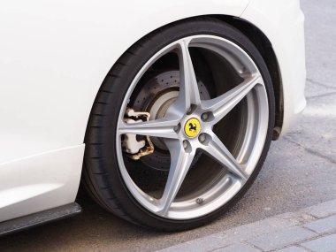 Belarus, Minsk, 2021. Araç tekerleği dikkat çekmiyor.