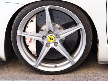 Belarus, Minsk, 2021. Araç tekerleği dikkat çekmiyor.