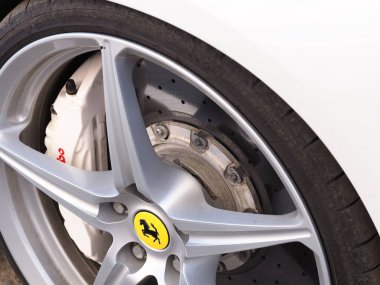 Belarus, Minsk, 2021. Araç tekerleği dikkat çekmiyor.