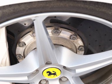 Belarus, Minsk, 2021. Araç tekerleği dikkat çekmiyor.