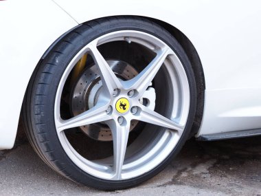 Belarus, Minsk, 2021. Araç tekerleği dikkat çekmiyor.