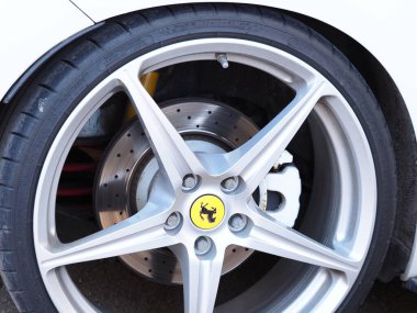 Belarus, Minsk, 2021. Araç tekerleği dikkat çekmiyor.