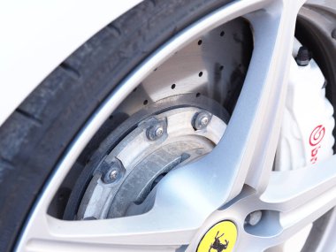 Belarus, Minsk, 2021. Araç tekerleği dikkat çekmiyor.