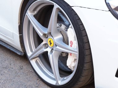 Belarus, Minsk, 2021. Araç tekerleği dikkat çekmiyor.