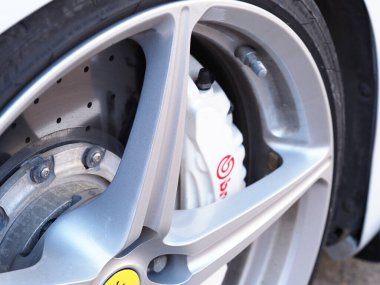 Belarus, Minsk, 2021. Araç tekerleği dikkat çekmiyor.