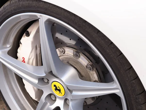 Belarus, Minsk, 2021. Araç tekerleği dikkat çekmiyor.