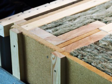 Evin ahşap duvarındaki mineral yalıtımı.