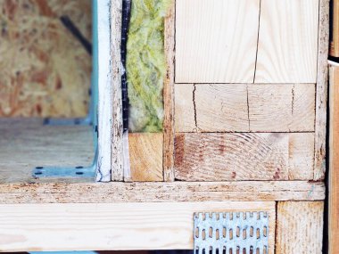 Evin ahşap duvarındaki mineral yalıtımı.