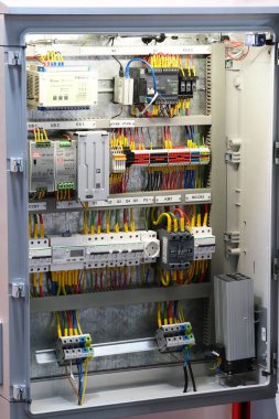 Beyaz Rusya, Minsk, 2021. Sokak ışıkları için endüstriyel elektrik kutusu